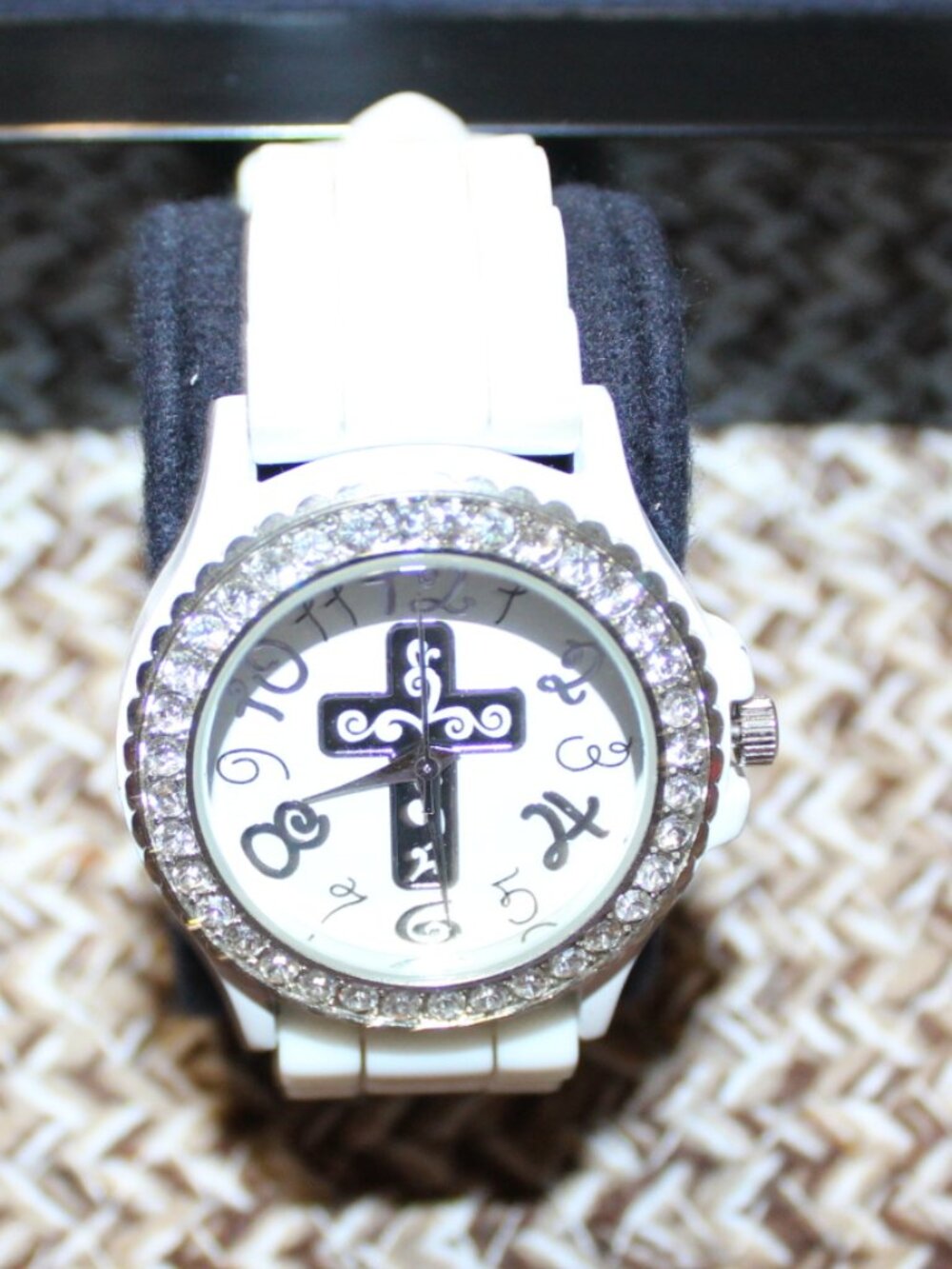 NWOT Geneva women's cross watch Pretty!